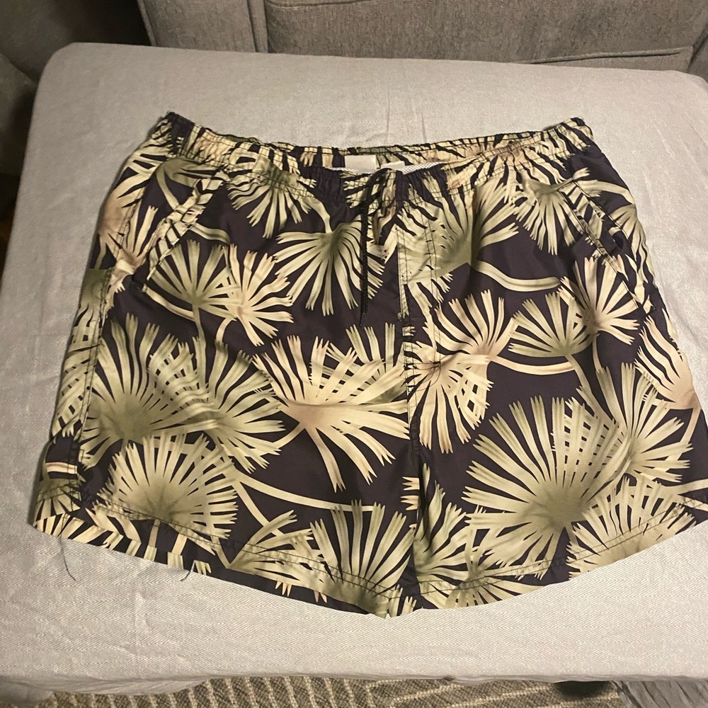 Men’s Tropical Print Swim Shorts - Black & Olive